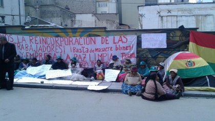 En puertas de la Alcaldía despedidas de "La Paz Limpia" ingresan en huelga de hambre 