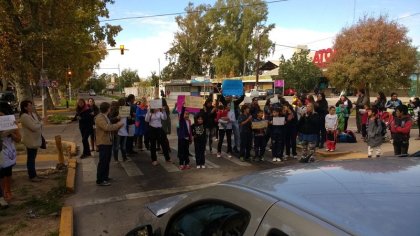 Concentración contra el cierre de cursos en escuelas de Godoy Cruz