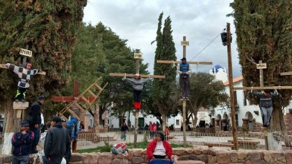 Jujuy: cura crucificó a niños en acto escolar con aval del Ministerio de Educación