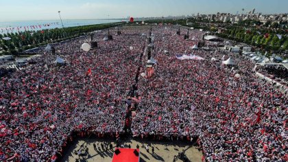 La oposición reúne una multitud de personas en Estambul contra Erdogan