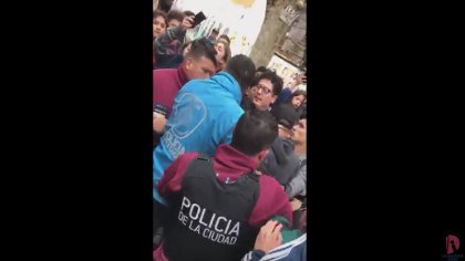 La Policía de la Ciudad intentó detener a un joven menor de edad en el colegio Mariano Acosta - YouTube