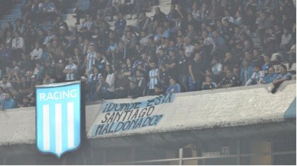 Hinchada de Racing también quiere saber dónde está Santiago