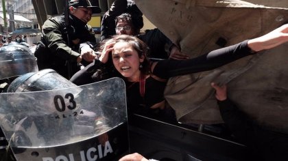 Detienen a prensa y estudiantes que denunciaban la represión de la policía a mujeres de Achacachi