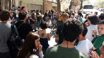 Córdoba: trabajadores de Conicet realizaron asamblea frente a la sede provincial