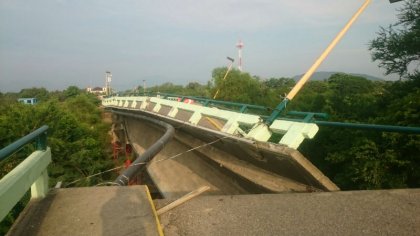 Por sismo de 5.8 colapsa puente vehicular en Asunción Ixtaltepec, Oaxaca