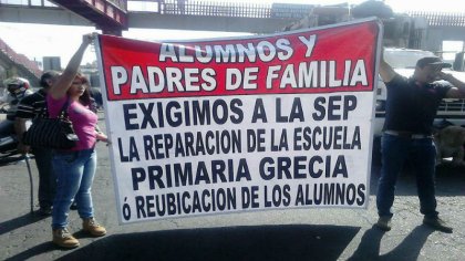 Se manifiestan padres de familia por la reparación de la Escuela Primaria Grecia