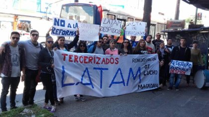 Trabajadores tercerizados de Latam reclaman frente a Ministerio de Trabajo