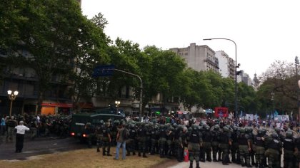 Gendarmería impide con represión llegada de marcha al Congreso