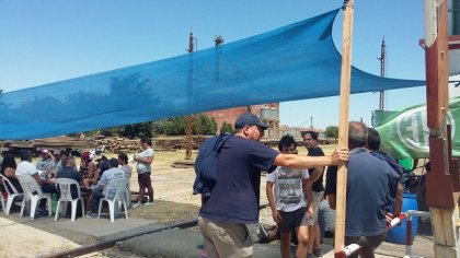 Trabajadores despedidos de Fanazul cortan la vía ante la falta de respuestas del Gobierno