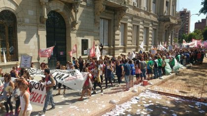 Masiva movilización en la capital santafesina reclama "paritarias sin techo"