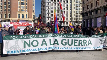 Más de un millar de personas se manifiestan en Madrid a un año del inicio de la guerra en Ucrania bajo el lema “Ni Putin, ni OTAN”