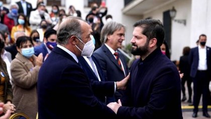 Boric y empresarios proponen reducir jornada laboral a cambio de más flexibilidad y precarización