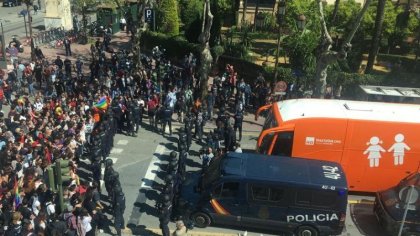 Se reabre el juicio a los activistas sevillanos que bloquearon el bus tránsfobo de HazteOír: la Fiscalía pide año y medio de cárcel 