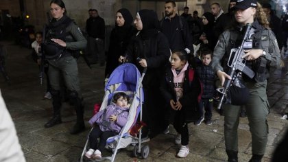 La policía israelí atacó brutalmente a palestinos que rezaban en la mezquita Al Aqsa