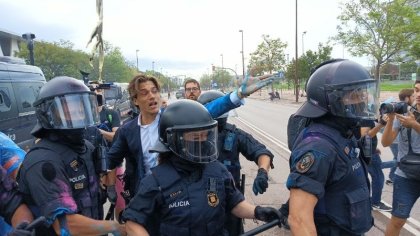 The District: ¿a quién protegen los Mossos?