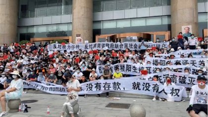 Protesta en el centro de China luego de que varios bancos congelan cuentas de ahorristas