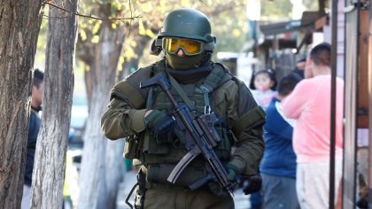 Carabinero se instala en la entrada de una escuela con una subametralladora UZI en Concepción