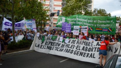 8M en La Plata: masiva marcha en defensa del aborto legal y contra el ajuste