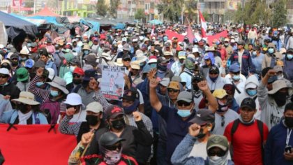 Violenta represión policial-militar contra manifestantes que rechazan al gobierno de Dina Boluarte