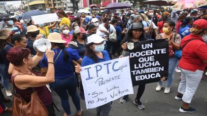 Docentes en Panamá realizan huelga para luchar contra los ajustes