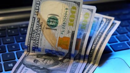 Sigue la tensión cambiaria: el dólar blue llegó a los $ 1.420 y crece la brecha con el oficial