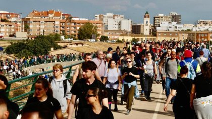 Desborde de solidaridad ante la inacción del Gobierno: miles de voluntarios autoorganizados se desplazan a las zonas afectadas por la DANA