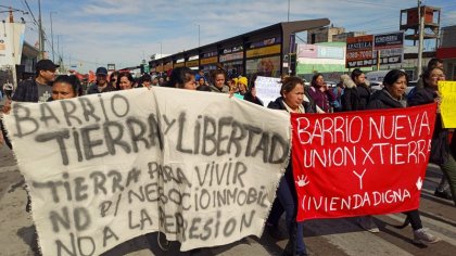 Barrio Tierra y Libertad se movilizó al Municipio: “Queremos una solución, no nos van a parar con la represión”