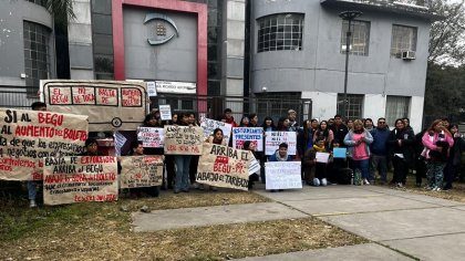 Estudiantes de la UNJu y terciarios reclamaron por el adelantamiento de la inscripción al BEGU