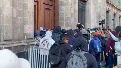 Normalistas protestan en Palacio Nacional; exigen atención de AMLO al caso Ayotzinapa