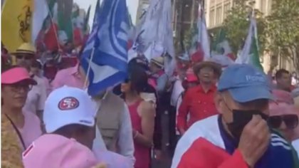 Provocadores y acarreados del PRI, PAN y PRD agreden al magisterio en el Zócalo