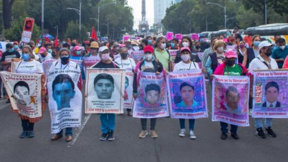 Madres y padres de los 43 de Ayotzinapa condenan la represión a maestros de la CNTE