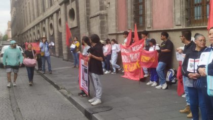 Protestan maestros frente a Palacio Nacional exigiendo la aparición de Félix Jiménez