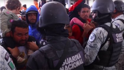 Reprimen a migrantes que se manifiestan en el puente Santa Fe de Ciudad Juárez 