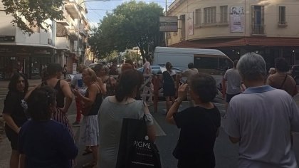 Protesta en Flores: "Los bomberos bajaron a mi mamá en silla de ruedas para ir al hospital" 