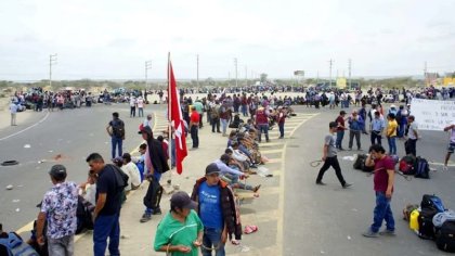 Campesinos bloquean carreteras en Piura, al norte de Perú