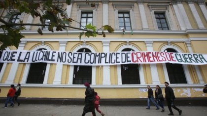 Rectoría de la Universidad de Chile quita lienzos del frontis de la Casa Central