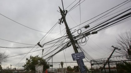 Alzas y reposición de clase: Denuncian que empresas eléctricas priorizan reposición en barrios altos de Santiago