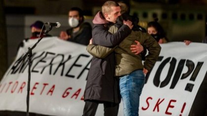 Detienen a Aitor Zelaia y Galder Barbado tras aparecer en un balcón institucional en la manifestación contra su detención