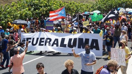 Miles de puertorriqueños marcharon contra el aumento de la luz y los apagones