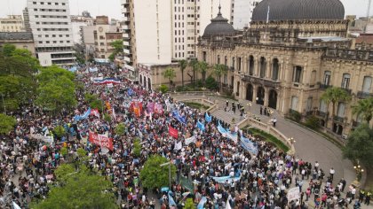 “Arriba el presupuesto, abajo los vetos de Milei”: la marcha universitaria en Tucumán