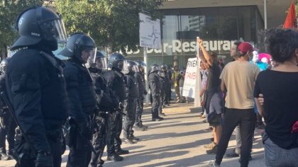 Cargas policiales en una protesta contra la Feria inmobiliaria ‘The District' en Barcelona: ¿a quién protegen los Mossos del PSC?