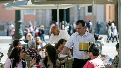 Contratos mínimos, jornadas máximas: la realidad de la hostelería en verano 