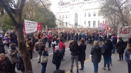 Aprueban proyecto para perseguir docentes luego de una multitudinaria movilización en contra