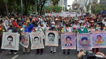 Marchan en la CDMX a ocho años de la desaparición de los 43 de Ayotzinapa