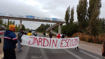 Familias de la escuela 204 de Centenario cortan ruta a Vaca Muerta