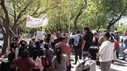 Docentes y estudiantes realizaron una concentración en Casa de Gobierno por cierres de cursos