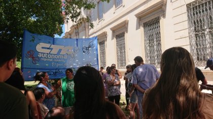 Concentración en el hospital provincial geriátrico por falta de insumos.