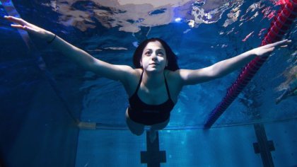 "Las nadadoras": la película sobre Yusra Mardini, la refugiada que salvó a 19 personas en el Egeo 