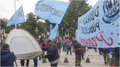 Catamarca: trabajadores del SEOM iniciaron acampe frente al Palacio Municipal