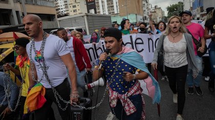 Activistas LGBTI marcharon a la Asamblea Nacional tras encadenarse ante la Defensoría exigiendo sus derechos